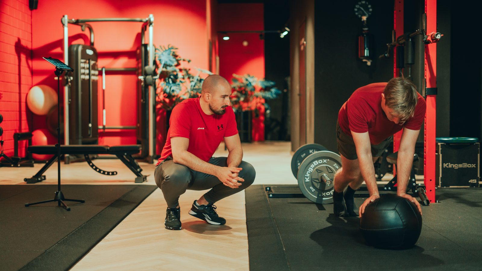 personal trainer coaching trainee